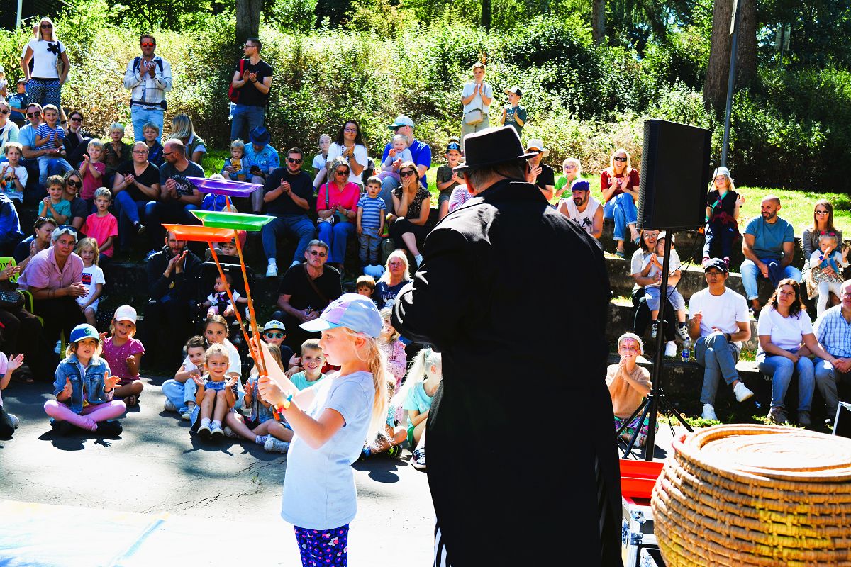 Clown Larry und das M�dchen, das drei Teller gleichzeitig balanciert. (Fotos: Wolfgang Rabsch)