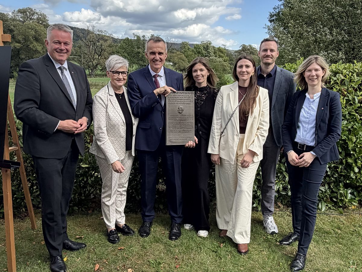 Verleihung der Konrad-Adenauer-Gedenkplakette (v.l.n.r.): Gordon Schnieder, Christa Victor, Klaus Victor, Rebekka Victor, Anna Victor, Julian Victor, Jenny Gro� (Fotos: Marcel Willig)