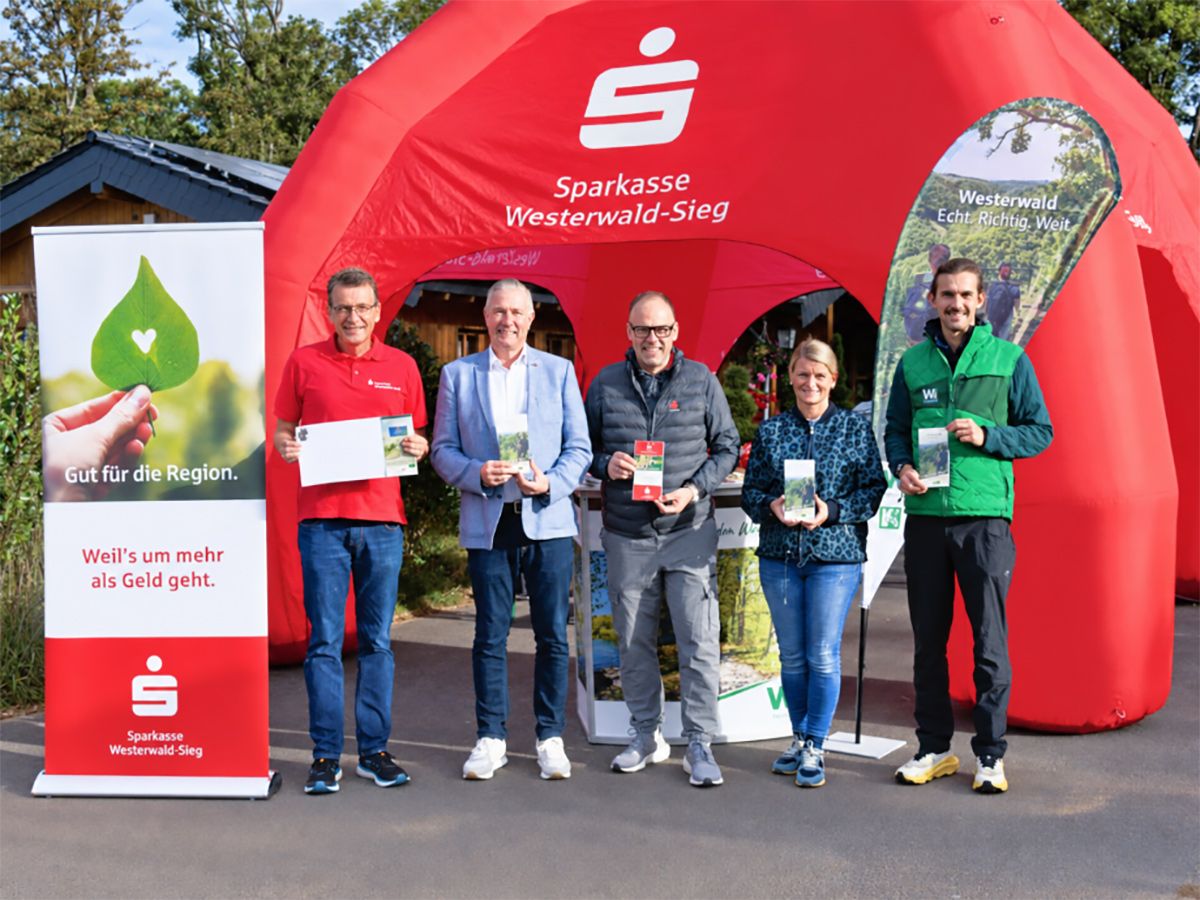 Beim Start der W�ller Spendenwanderung im Wildpark Bad Marienberg (von links): Dr. Andreas Reingen, Vorsitzender des Vorstands der Sparkasse Westerwald-Sieg, Landrat Klaus L�tkefedder, Andreas G�rg, Vorstandsmitglied der Sparkasse Westerwald-Sieg, Sandra K�ster, Vorstandsmitglied bei Wir Westerw�lder, und Oliver Filby vom Westerwald Touristik-Service. Foto: Wolfgang Rabsch