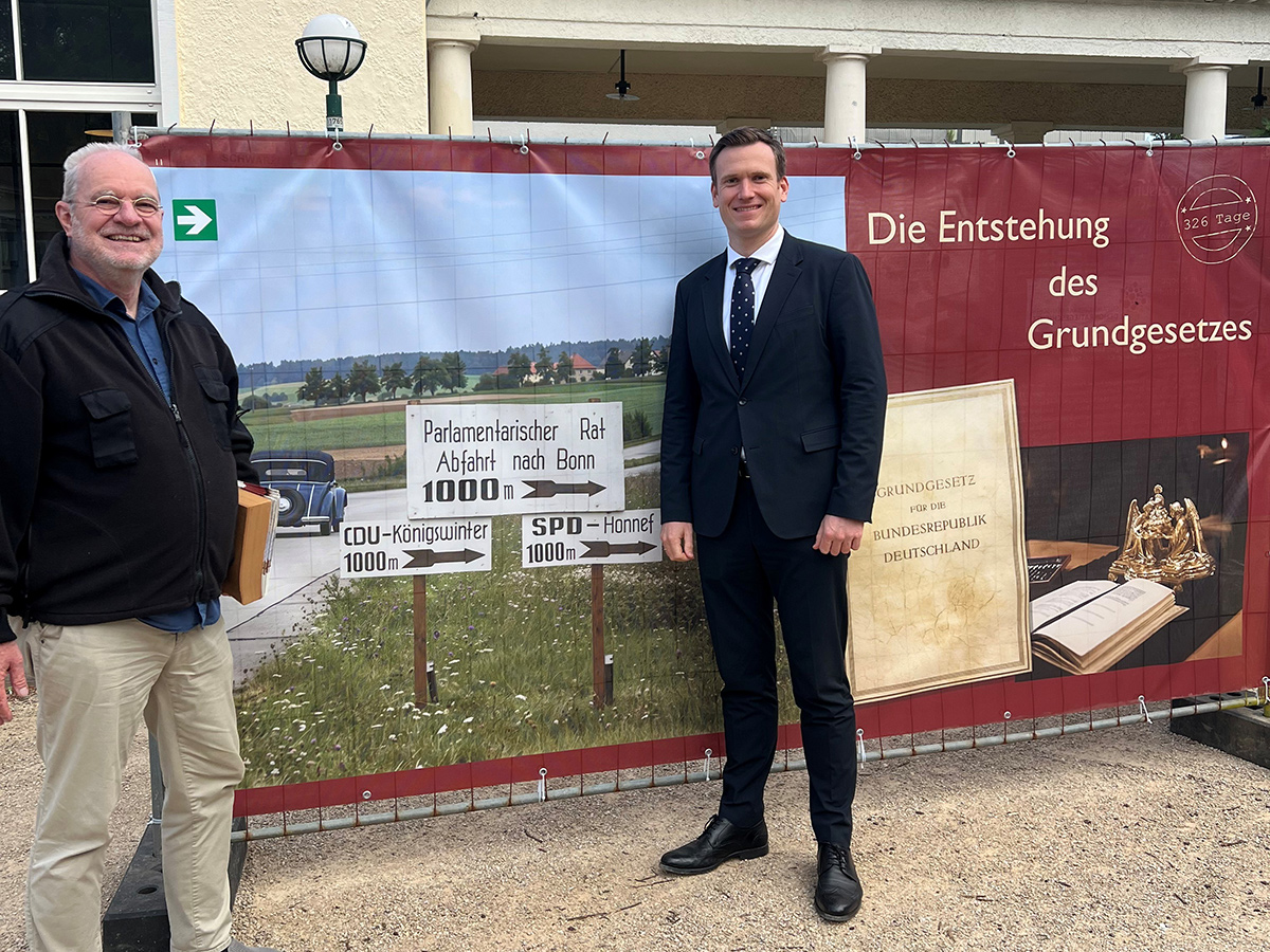 Initiator Christoph Schlott (l.) und B�rgermeister Philipp Herzog (r.) er�ffneten die Ausstellung �Die Entstehung des Grundgesetzes" im Kurgarten. (Quelle: Benedikt Limbach/Stadt Bad Honnef)