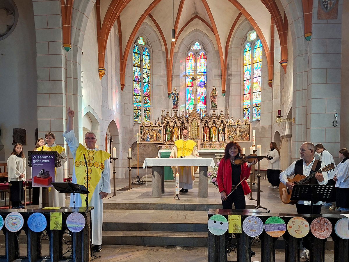 Lebendig, bunt und inklusiv: Unter dem Motto �F�hle das Leben� feierten Menschen mit und ohne Behinderung gemeinsam einen besonderen Caritas-Gottesdienst in der Pfarrkirche St. Peter in Ketten in Montabaur. Die selbst gestalteten Emojis sowie die musikalische Begleitung mit Geige und Gitarre sorgten f�r eine besondere Atmosph�re. (Foto: Caritasverband WWRL/Rainer Lehmler)
