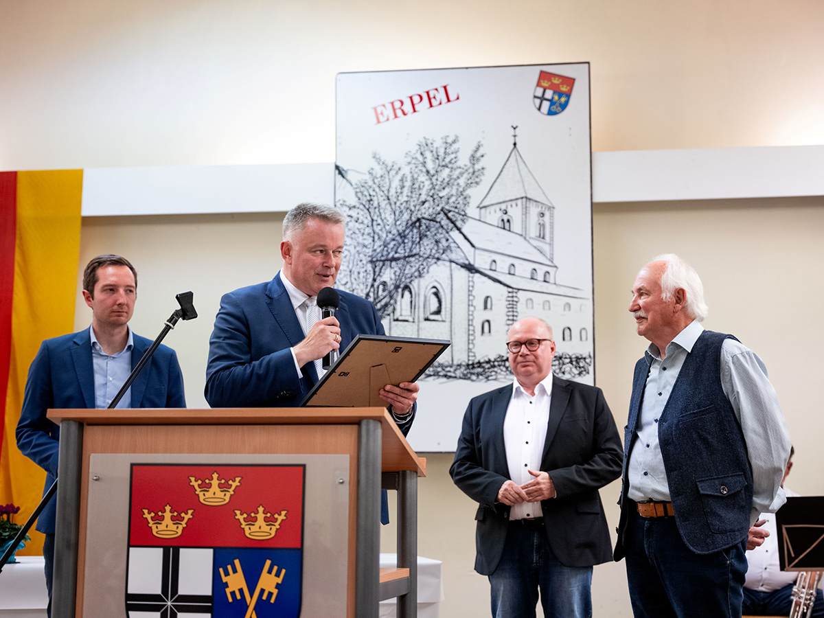 v.l.: Korbinian Wester, Ministerpr�sident Gordon Schnieder und Markus Fischer bei der �bergabe der Ehrenpreis-Urkunde an Heribert Siebertz. (alle Fotos: Heinz Schmitz / CDU-Gemeindeverband Unkel)