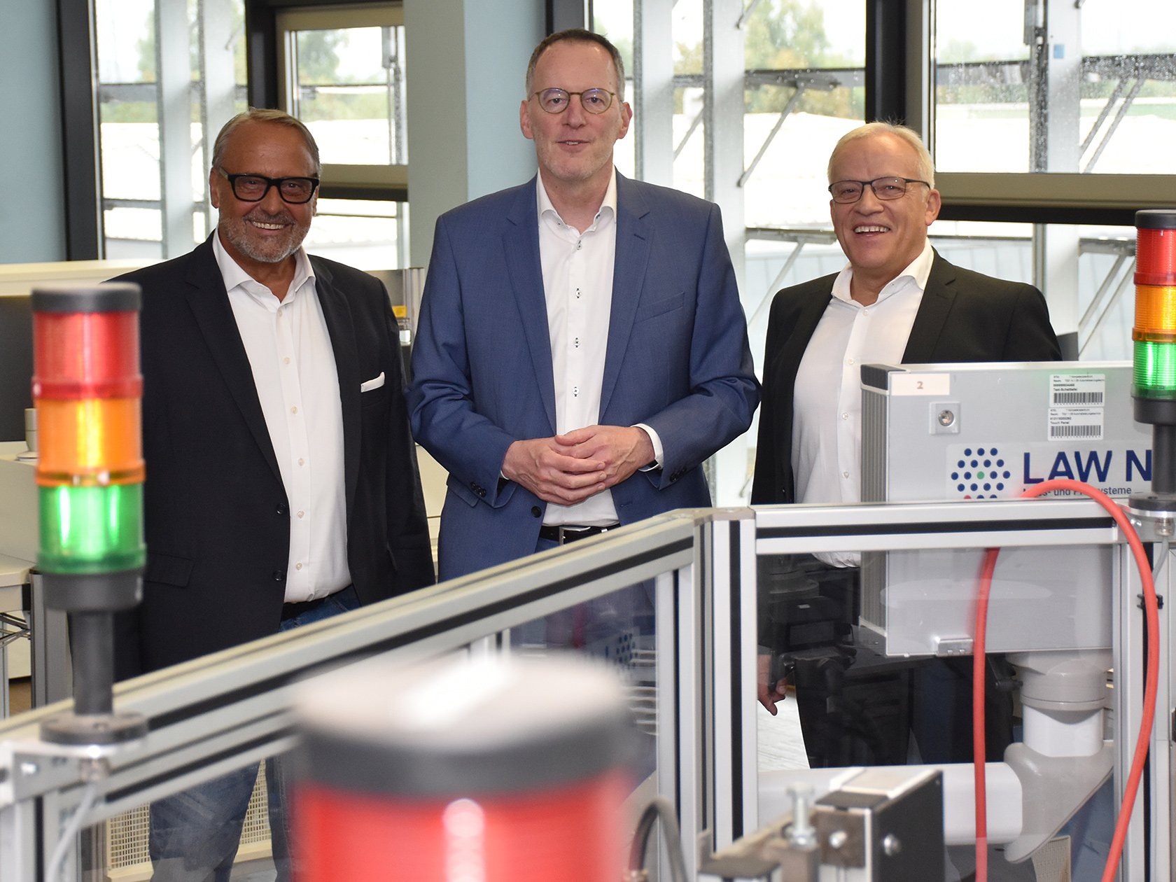 Im Austausch zwischen Handwerk und Landespolitik zu technologischen Entwicklungen trafen sich in den Bildungszentren der Handwerkskammer Koblenz Wirtschaftsminister Michael Ebling mit HwK-Pr�sident Kurt Krautscheid (rechts) und Hauptgesch�ftsf�hrer Ralf Hellrich (links). (Fotos: J�rg Diester)