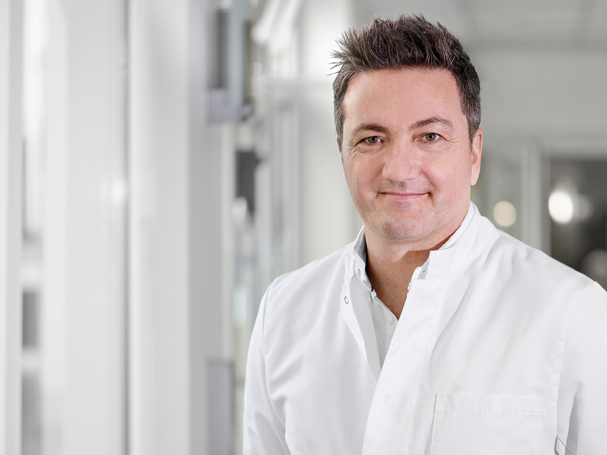 Dr. med. Daniel Benner, Chefarzt der Wirbels�ulenchirurgie und �rztlicher Direktor des Evang. Klinikums Westerwald (EKW) am Standort Dierdorf. (Fotoquelle: Anja Nassen/Evangelisches Klinikum Westerwald gGmbH)