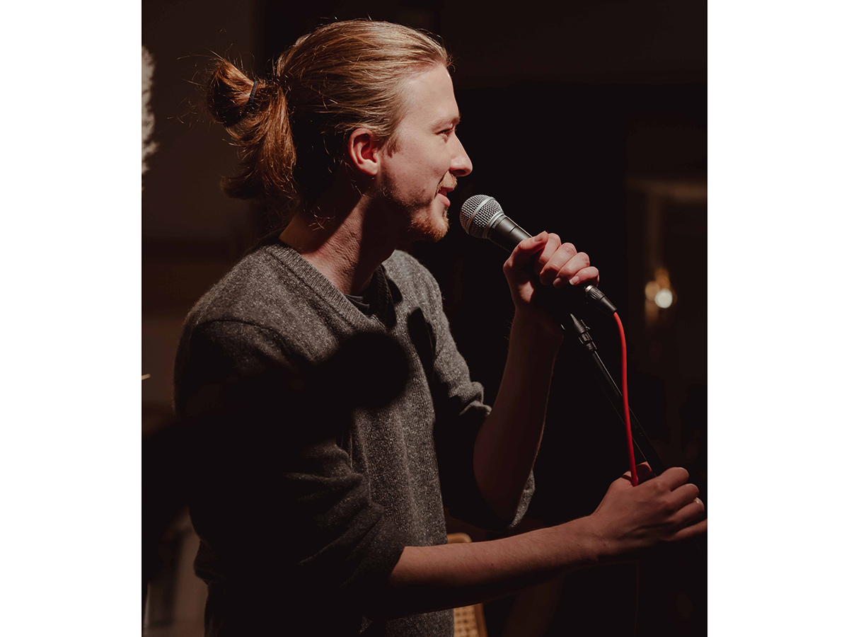 Lenny Felling aus Mainz tritt beim letzten Poetry Slam des Jahres im Neuwieder Big House gegen f�nf weitere Wortk�nstlerinnen und Wortk�nstler an. (Foto: minimalklar)
