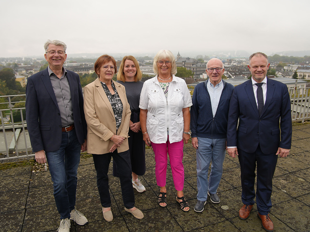 Claudia Brog (2. v. l.) und Helga Mies (3. v. r.) bilden mit Werner Hammer (2. v. r.) das Team der Neuwieder Senioren-Sicherheitsberater. Beigeordneter Ralf Seemann (links), Ordnungsamtsleiterin Carla We�endarp (3. v. l.) und Oberb�rgermeister Jan Einig (rechts) dankten den beiden Beraterinnen beim Ernennungstermin f�r ihr Interesse am wichtigen Ehrenamt. (Foto: Melanie Lange)