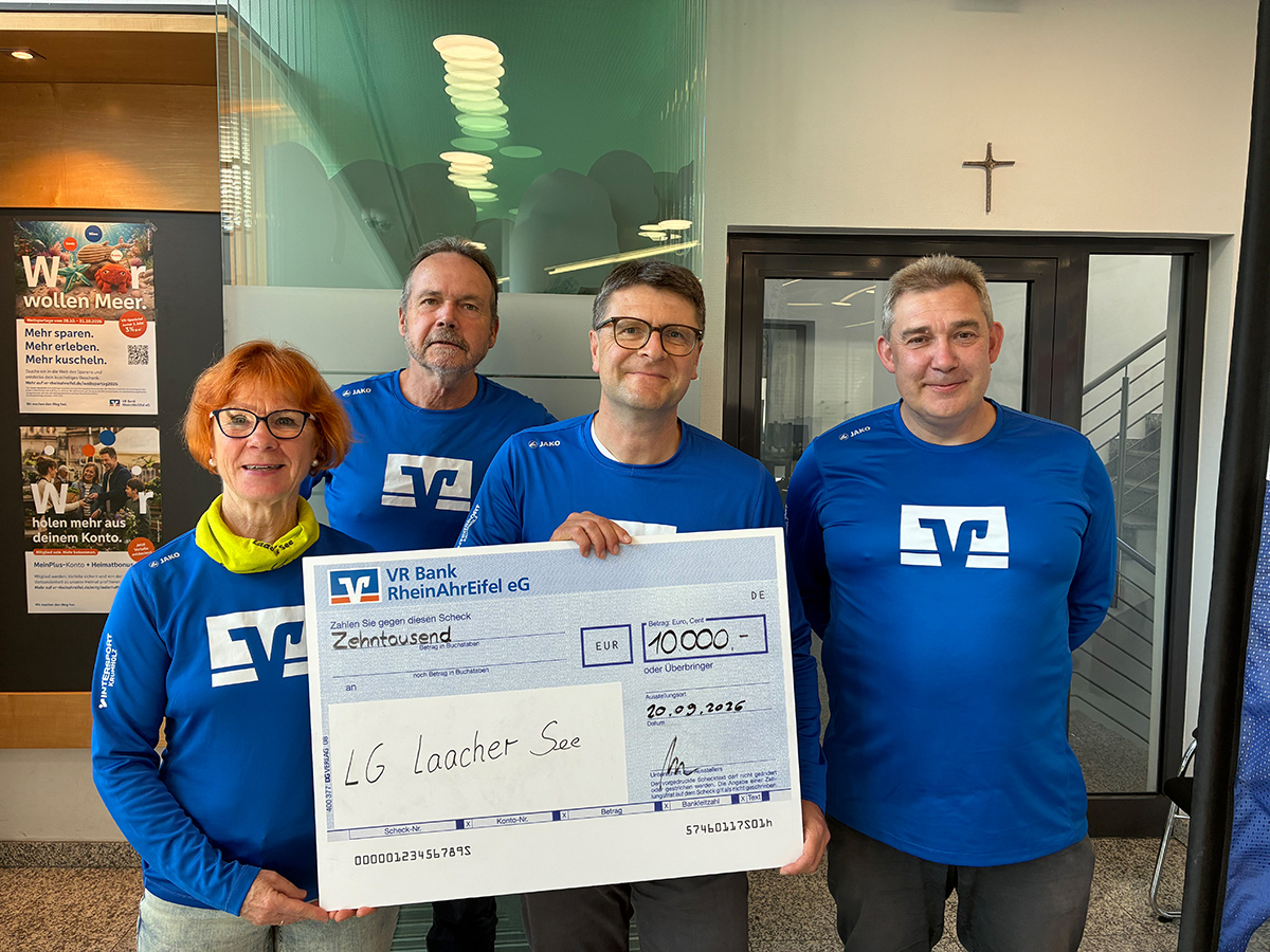 Oliver Engels (2.v.r.), Regionalmarktdirektor der VR Bank RheinAhrEifel, �bergibt den Spendenscheck an die LG Laacher See, vertreten durch die 1. Vorsitzende Anita Massion (1.v.l.), Joachim Massion (2.v.l.) und Michael Ringel (r.), stv. Vorsitzender. (Foto: Jan-Erik Burkard)