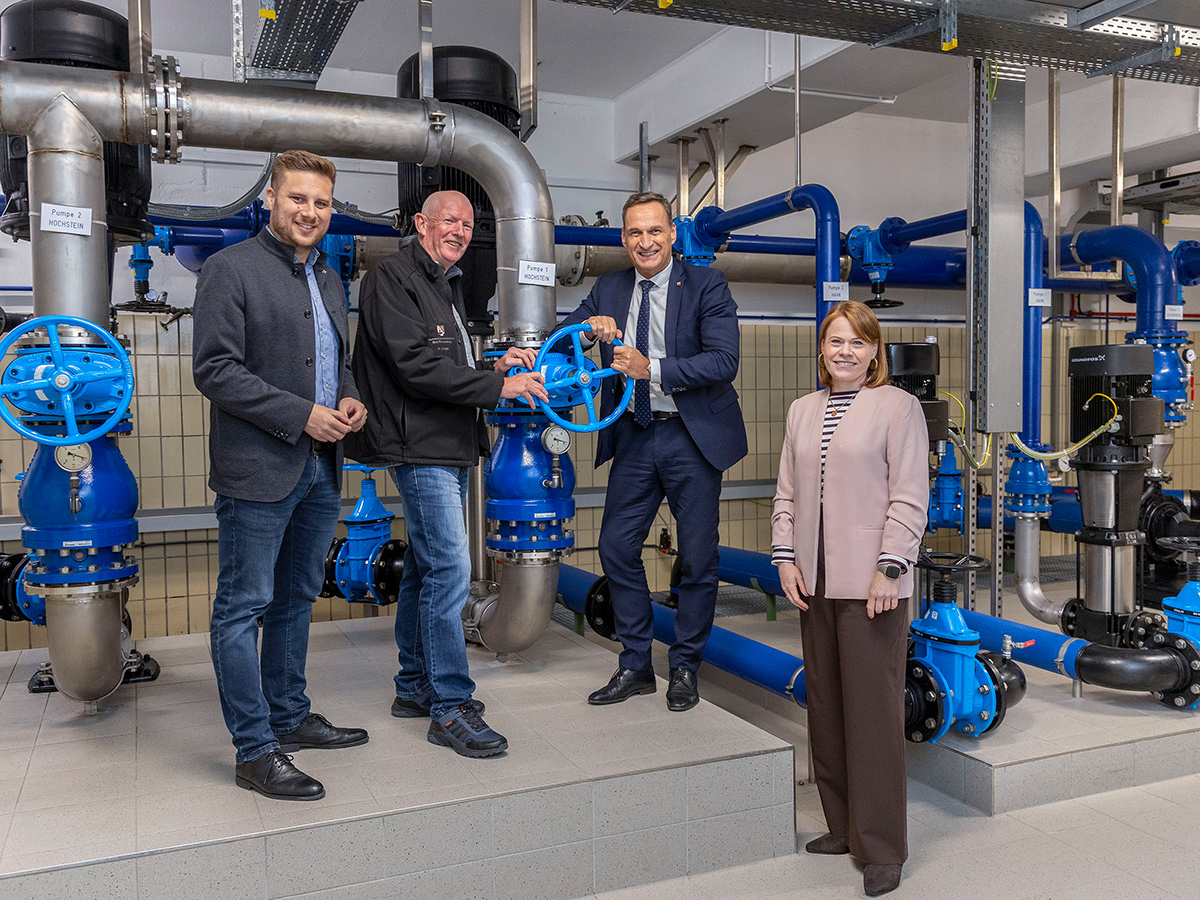 SGD-Nord-Pr�sident Joachim Rodenkirch (2.v.r.) �berzeugte sich von der verl�sslichen Trinkwasserversorgung in der Verbandsgemeinde Bad Marienberg. Werkleiterin Sabine Schlosser und Wassermeister Arnd Lange (2.v.l.) begleiteten ihn zusammen mit B�rgermeister Marvin Kraus (links). (Foto: R�der-Moldenhauer)