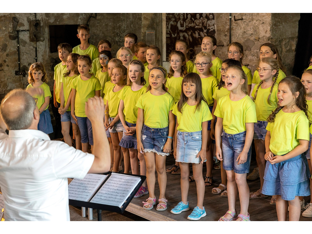 Chorkonzert in Hillscheid: Kinder und Jugendliche singen in der Oberwaldhalle