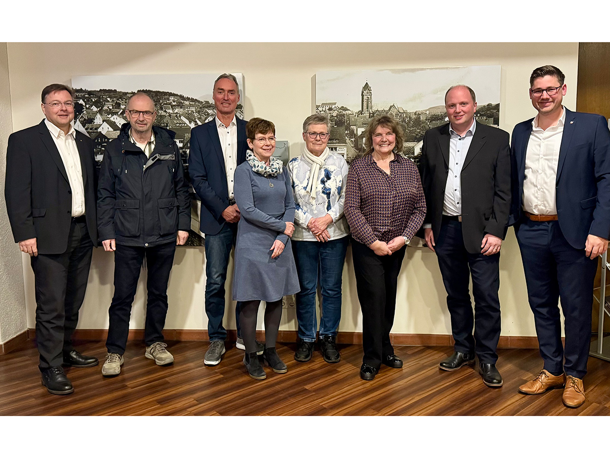 Vorstand und Beirat des Haus- und Grundeigent�mervereins Kreis Altenkirchen und Westerwaldkreis laden herzlich zur Infoveranstaltung ein. Referent ist Vereinschef Rechtsanwalt Dr. Alexander Ermert (rechts). (Fotoquelle: Wolfgang M�rker)