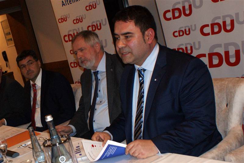 Von links: CDU-Kreisvorsitzender Dr. Josef Rosenbauer, Kreisbeigeordneter Konrad Schwan und IHK-Regionalgeschftsfhrer Oliver Rohrbach auf dem CDU-Kreisparteitag. Foto: ddp