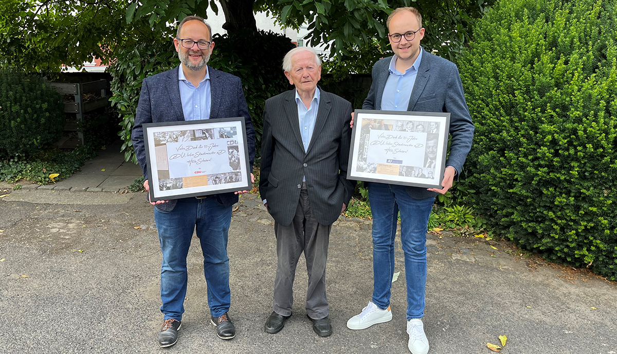 Jan Petry (links) und Pierre Fischer (rechts) danken Heinz Schwarz fr seine langjhrige Parteizugehrigkeit. (Foto: CDU- und Kreisverband Neuwied)