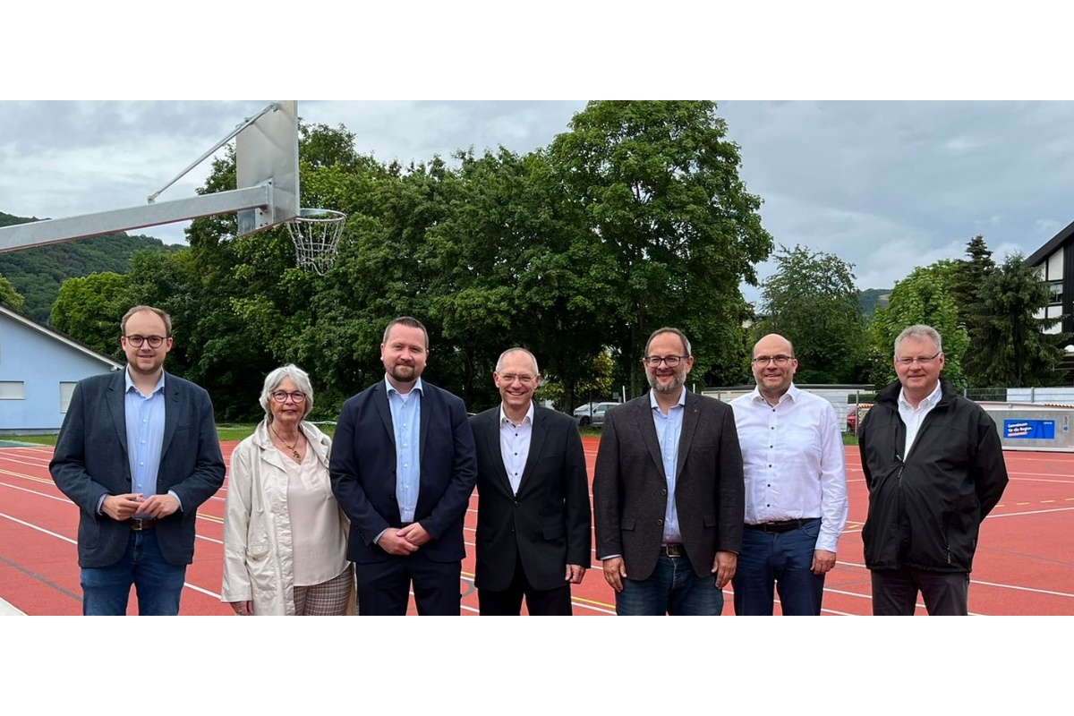 Vor der Vorstandssitzung erfolgte die Besichtigung der neuen Sportanlagen in Waldbreitbach. (Foto: privat)