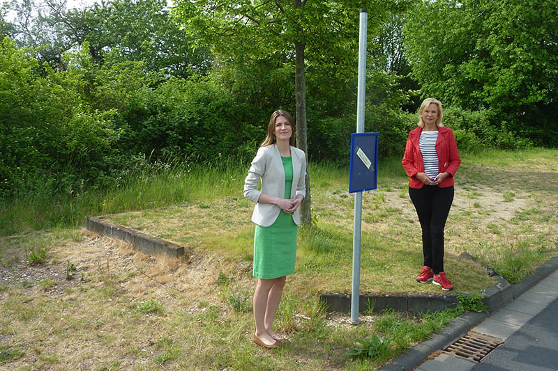 Das Foto zeigt die stellvertretenden CDU-Vorsitzenden Gudrun Vielmuth und Jenny Kudrjawzew an der Bushaltestelle Richtung Kreisel Bienenkaul. Foto: Georg Schuhen