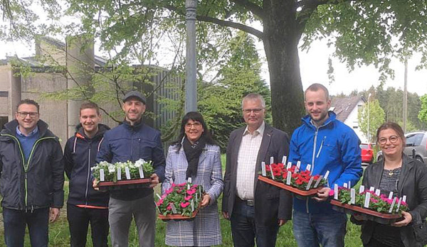Zum Muttertag gibt es Blumen von der CDU und der Jungen Union in der Verbandsgemeinde Wissen, so wie hier von den Vertretern der Union in Birken-Honigsessen. (Foto: CDU)