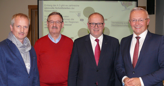 Setzen auf die Region: (von links) Torsten Lhr, CDU-Vorsitzender Altenkirchen, Josef Zolk, CDU Flammersfeld, MdL Peter Enders und der Neuwieder Landrat Achim Hallerbach. (Foto: privat) 