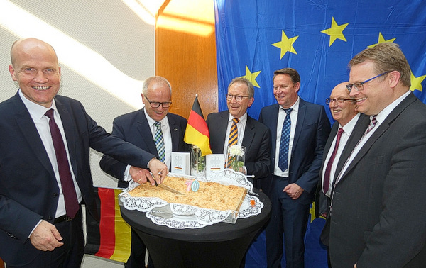 Der CDU-Kreisverband Altenkirchen spendierte einen Kuchen aus Anlass von 70 Jahren Grundgesetz. (Foto: GRI) 