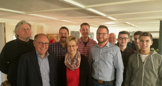 Dominik Schuh (vorne, 2. von rechts), bewirbt sich fr die CDU um die Nachfolge von Ortsbrgermeister Matthias Otterbach (vorne links). (Foto: CDU) 