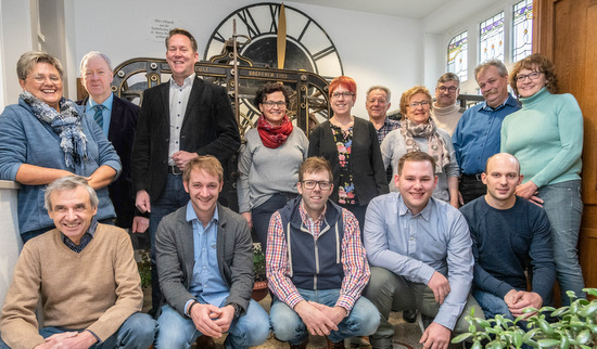 CDU-Ortsbrgermeisterkandidatin Jessica Weller (stehend, 5. von links) im Kreis der Bewerberinnen und Bewerber der Union fr den Ortsgemeinderat. (Foto: CDU) 