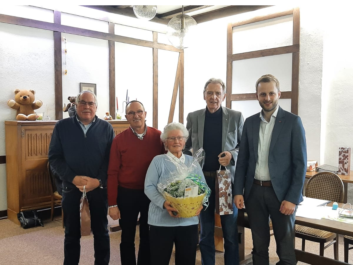 Ehrung langjhriger Mitglieder, von links, Willi Krmer, Peter Merz und Marianne Weitershagen alle 40 Jahre, weiter Vorsitzender Uli Paul, 50 Jahre, und rechts Dr. Matthias Reuber, MdL. (Foto: CDU Hamm)