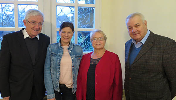 Der scheidende Vorsitzende der Rheinbreitbacher CDU-Ratsfraktion, Hermann Josef Becker (rechts), gratuliert seiner Nachfolgerin Anita Unkels (2. v. rechts) und dem neuen stellvertretenden Fraktionsvorsitzenden Dr. Kurt Bley zur Wahl. Beate Waterkamp (2. v. links) komplettiert die Fraktionsfhrung als Geschftsfhrerin. Foto: CDU