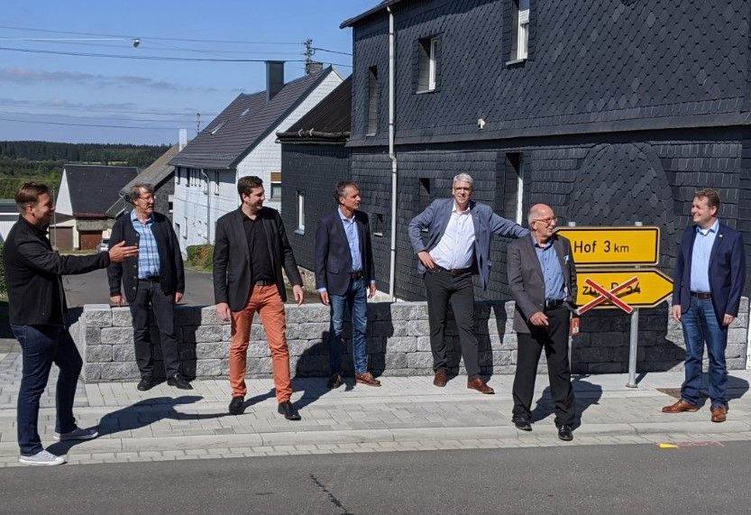 Im Kreuzungsbereich von K 34 und K 35 erluterte (v.l.n.r.) Projektleiter Markus Sehner den Kommunal- und Landespolitikern Karl-Heinz Boll, Janick Pape, Dr. Kai Mller, Dr. Stephan Krempel, Michael Wschenbach MdL und Gerrit Mller die Baumanahme. Foto: privat