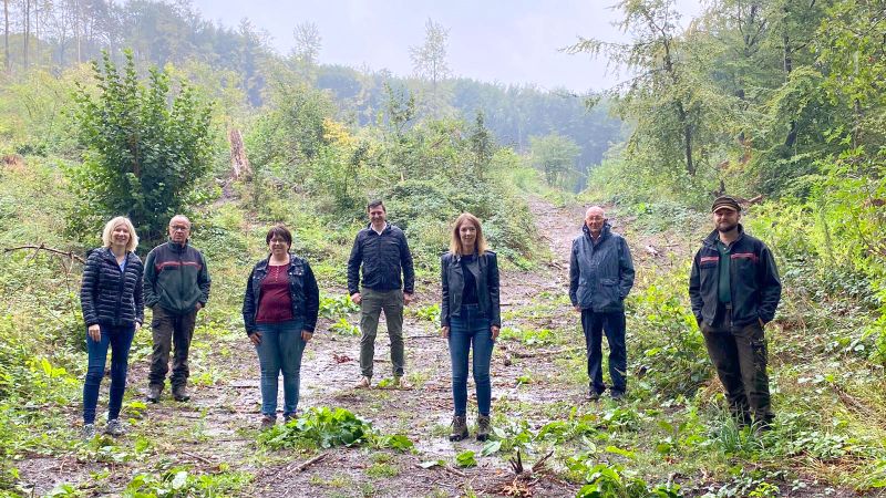 Von links: Gruppenbild bei Begehung mit Jenny Gro MdL, Revierleiter Gnter Mller, Jessica Weller MdL, Janick Pape, Ellen Demuth MdL, Michael Wschenbach MdL und dem stellvertretenden Revierleiter Dominik Khner. Foto: privat