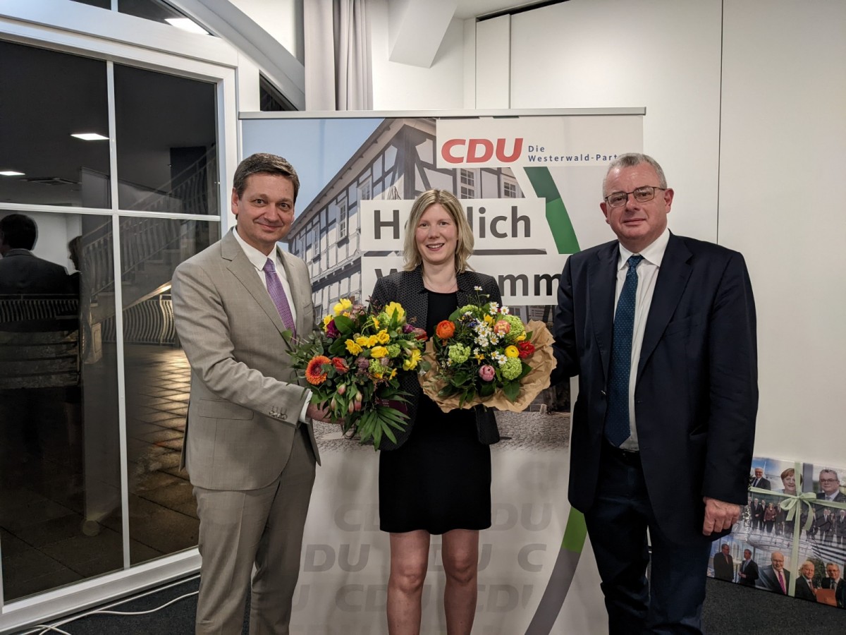 Generationenwechsel (von rechts): Dr. Andreas Nick ist nicht mehr als Kreisvorsitzender der CDU Westerwald angetreten - die anwesenden Mitglieder whlten Jenny Gro als Nachfolgerin. Es gratulierte der Landes- und Fraktionsvorsitzende Christian Baldauf. (Fotos: ddp)