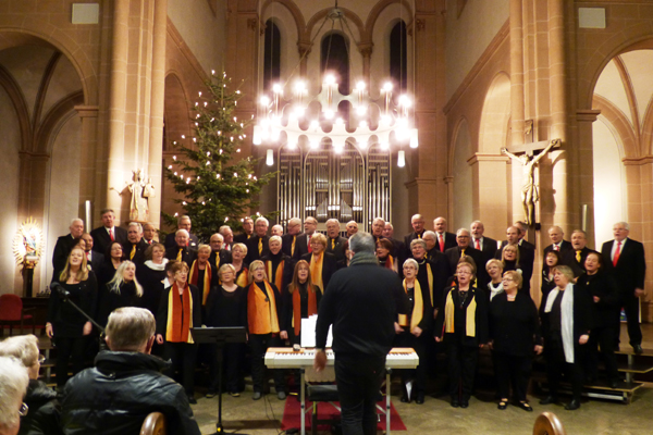 Die Gemischten Chre Engers und Niederbieber  in der Pfarrkirche  Sankt Martin beim Weihnachtskonzert in Engers. Foto: Hans Hartenfels