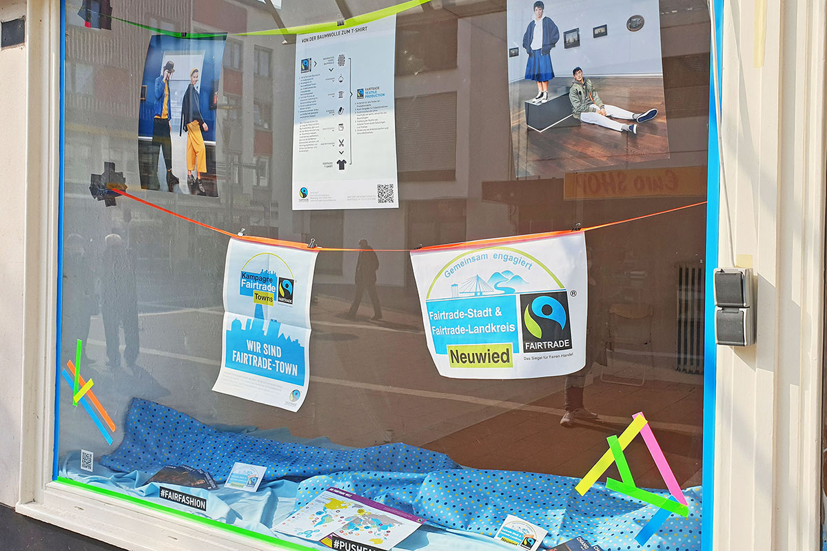 Die Fairtrade-Gruppe aus Stadt und Kreis informiert in einem dekorierten Schaufenster in der Neuwieder Innenstadt ber fair gehandelte Kleidung. Foto: Stadt Neuwied