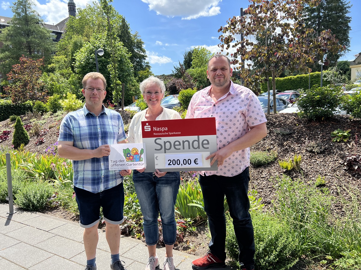 Von links: Stephan Jung, Hospizleiterin Eva-Maria Hebgen und die stellv. Leitung Peter Held im Garten des Hospizes. (Foto: DGKK/ Stefan Mattes)