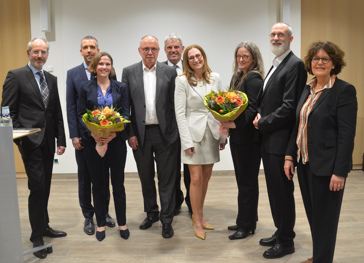 Strahlende Gesichter bei der offiziellen Einfhrung der neuen Chefrzte (v.l.) Prof. Dr. med. Christian Jux, Prof. Dr. med. Stefan Rupp und Ehefrau, Erwin Reuhl, Guido Wernert, PD Dr. med. Katrin Neubauer-Saile, Dr. med. Sven Antweiler mit Ehefrau und Dr. med. Sybille Winkelmeyer. (Foto: Lea Hirt)