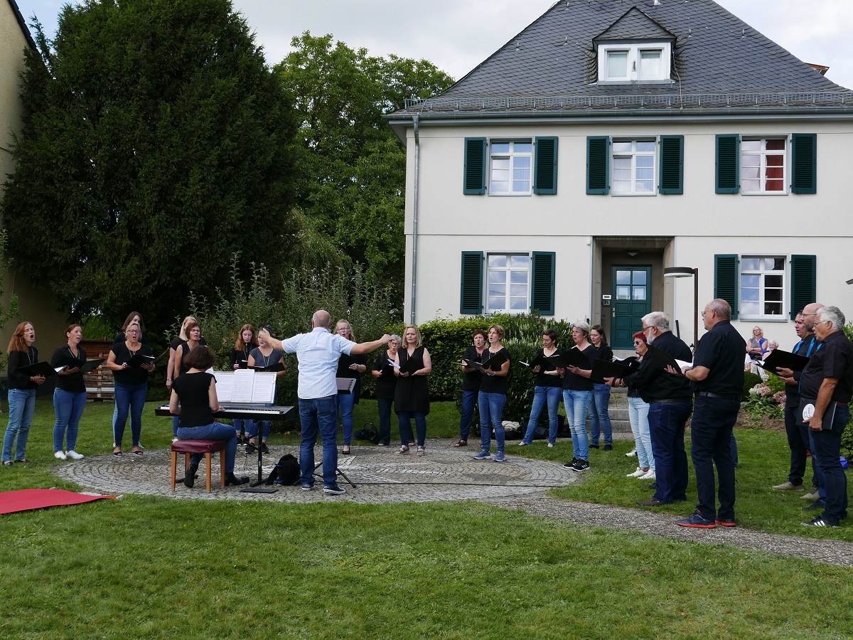 Chorkultur im Pfarrgarten von Ruppach-Goldhausen.(Fotoquelle: GV Ccilia Ruppach-Goldhausen)