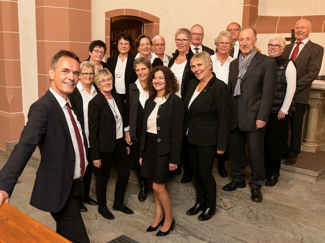 Der Evangelische Kirchenchor Willmenrod-Gemnden und Chorleiter Bernhard Diefenthal kurz vor Ausbruch der Corona-Pandemie (Foto: Peter Bongard)