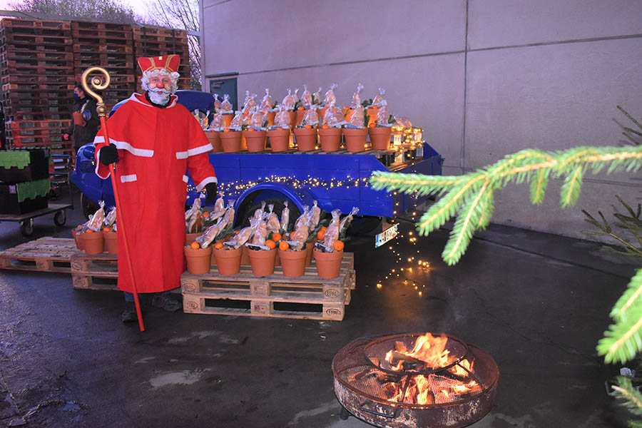 Der Nikolaus begrte und verschenkte ganz besondere Blumentpfe. Fotos: wear