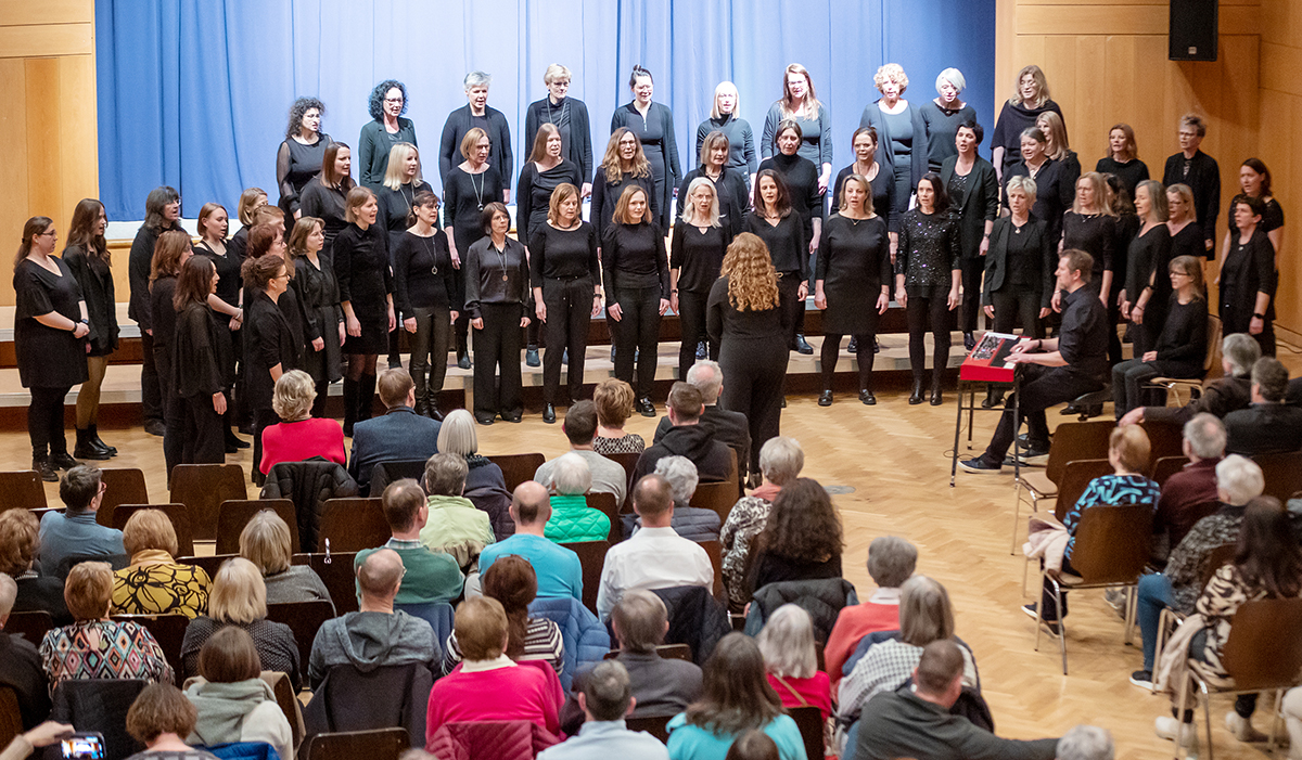 Der Liederkranz Berod begeisterte gemeinsam mit den ChoryFeen in der Selterser Festhalle. Fotos: Eckhard Schneider