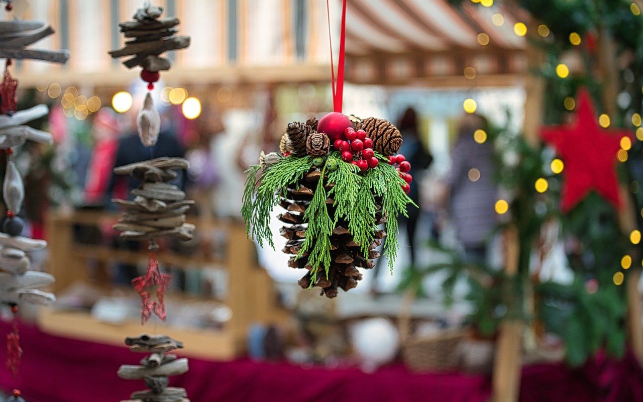 Auf dem Festplatz zieht vorweihnachtliche Stimmung ein. (Symbolbild)