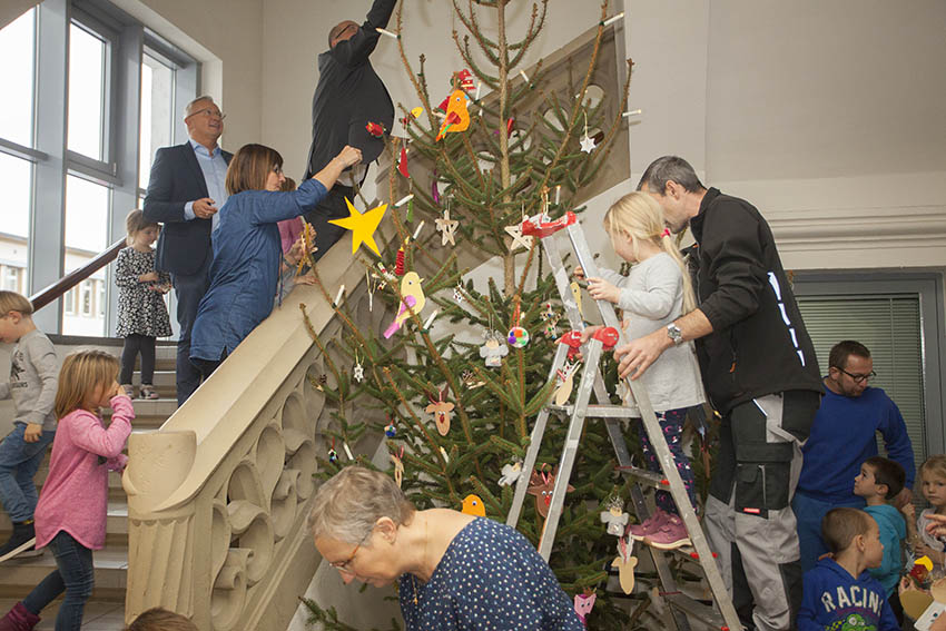 Kinder aus Villa Kunterbunt Breitscheid schmckten Weihnachtsbaum im Kreishaus