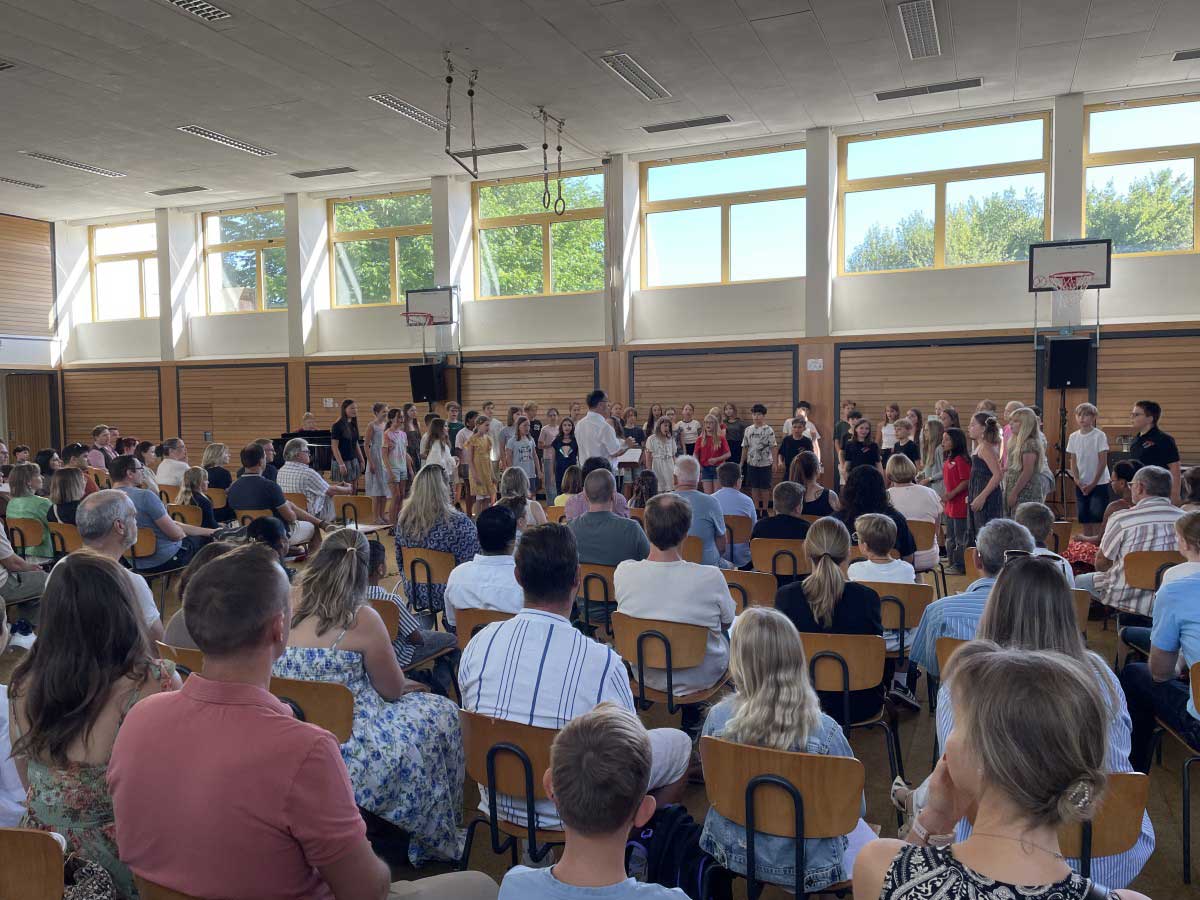 Der 6er-Chor und ein Geigenensemble gestalteten die Feier mit ihren Beitr�gen und hie�en die neuen Sch�ler klangvoll am LMG willkommen. (Foto: LMG)