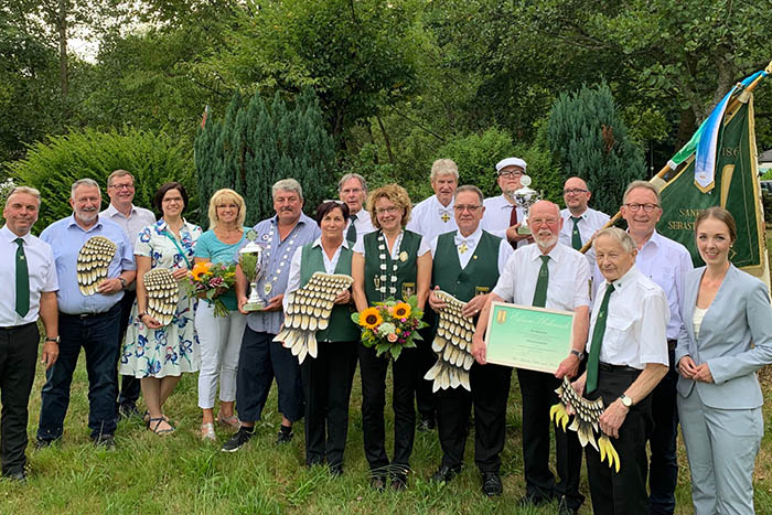 Alles im grnen Bereich beim Knigsschieen 2019 in Waldbreitbach und im Herzen des Ganzen die neue Schtzenknigin Andrea Reiprich. Flankiert von den Flgelschtzen Monika Over und Wolfgang Tuber und weiteren Gsten. Foto: Verein 