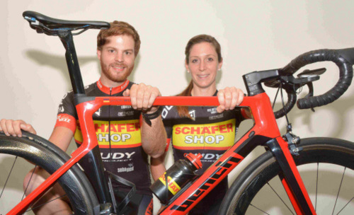 Jan-Peter Will und Melanie Eckhard werden im Trikot des Radsportclubs (RSC) Peter Gnther 1984 beim Betzdorfer Radsportevent in die Pedalen treten. (Foto: tt)