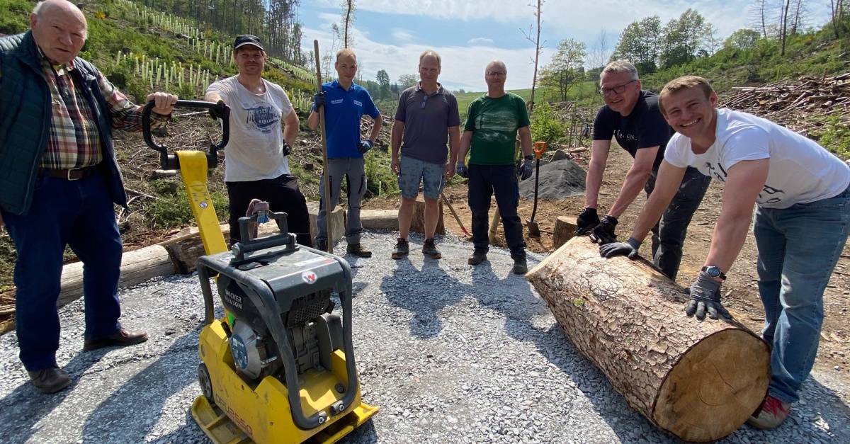 Nachdem in der Kttingsbach neue Bume gepflanzt wurden, legte die CDU Wisserland nun selbst Hand an und schaffte einen neuen natrlichen Platz mit Sitzgelegenheiten in Eigenleistung. (Foto: CDU)