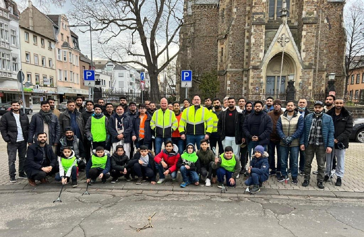 Neujahrsputz mit der Ahmadiyya Jugend Neuwied