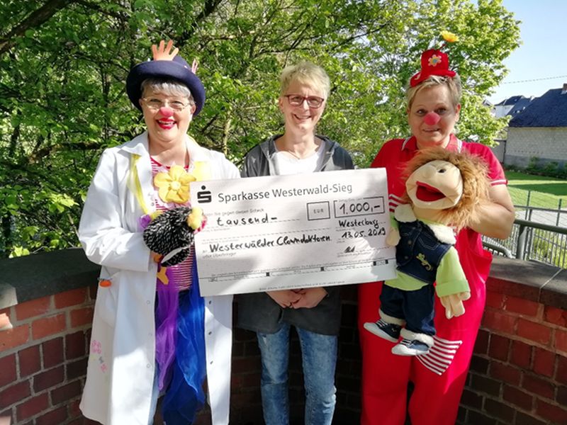 Sandra Schtz mit den Westerwlder Clowndoktoren Cornelia Cziesla und Susanne Westermann bei der Spendenbergabe. Foto: privat