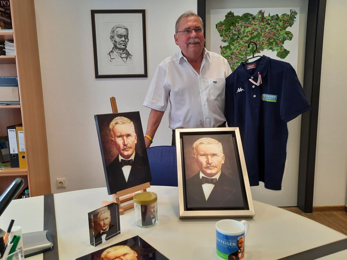 Christoph Lange mit seinen Raiffeisen-Souvenirs im Bro des Beigeordneten in der Verwaltung in Flammersfeld. (Foto: Verbandsgemeindeverwaltung Altenkirchen-Flammersfeld)