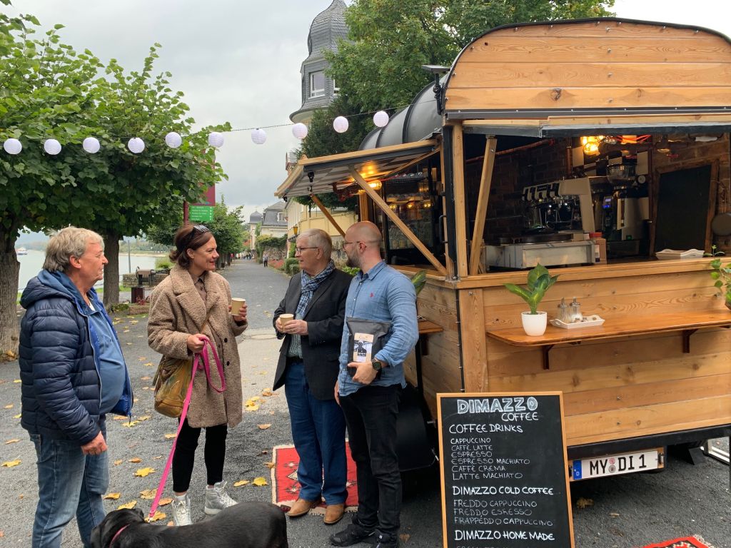 Gerhard Hausen und Martin Seibert-Raken beim den mobilen Barista. Foto: Kulturstadt Unkel / Thomas Herschbach