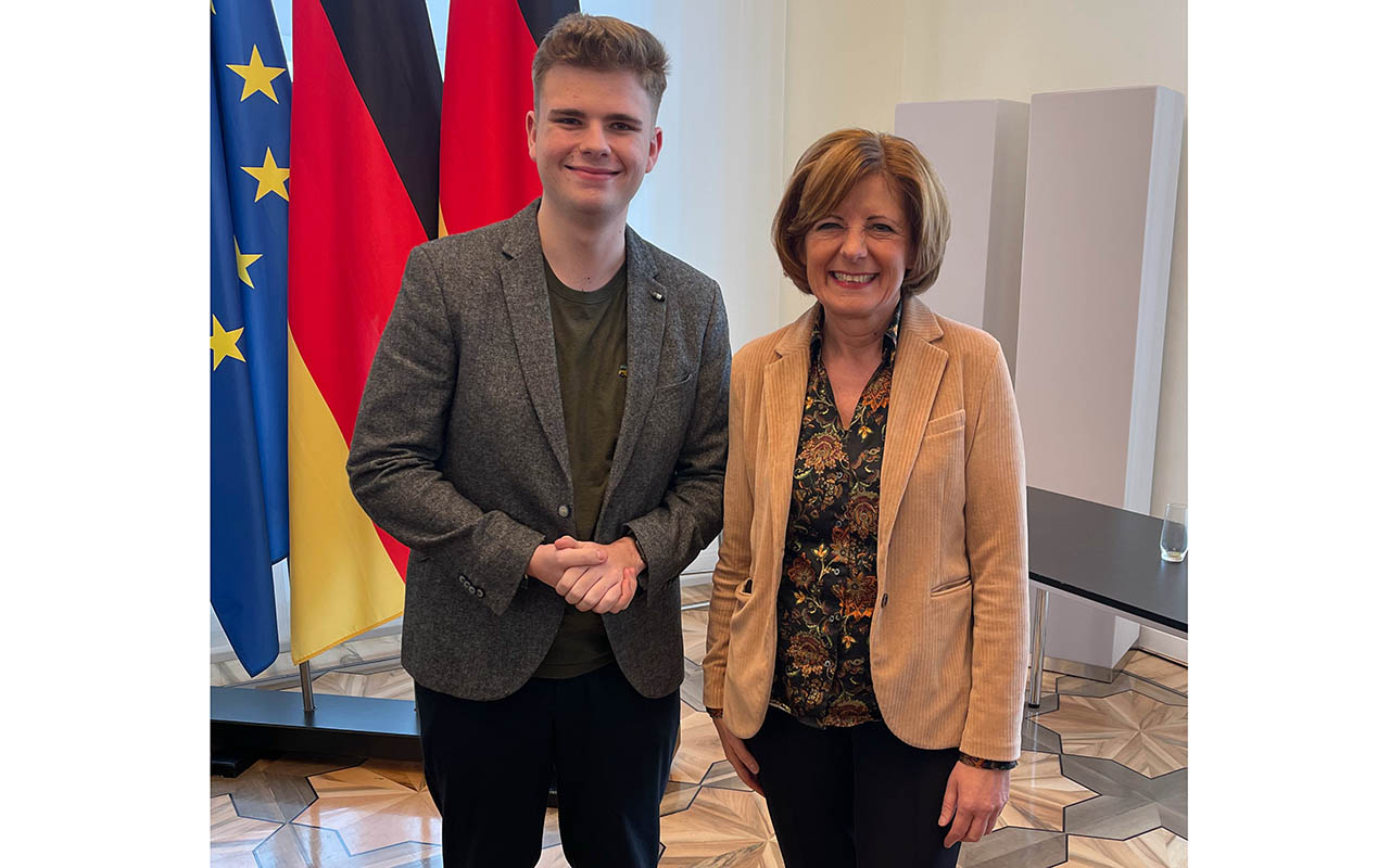 Colin Haubrich und Ministerprsidentin Malu Dreyer im Festsaal der Staatskanzlei. (Foto: Privat)