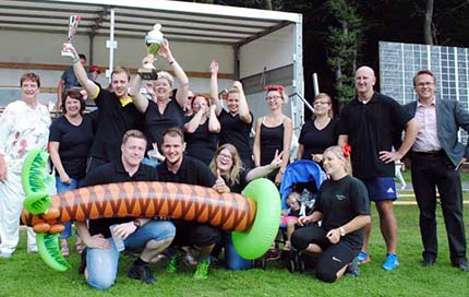 Das "Dream-Team" holte den Pokal beim diesjhrigen Sommerfest, Vorsitzende Jutta Fischer (links) und Schirmherr Dr. Ralf Klbach (rechts) berreichten den Pokal. Fotos: kk