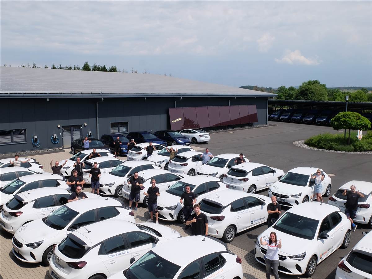 Das Team Conze ist begeistert von der neuen Elektro-Fahrzeug Flotte, die sie als Firmenwagen nutzen knnen. Getankt wird mit 100 Prozent Solarstrom. (Fotos: KathaBe)