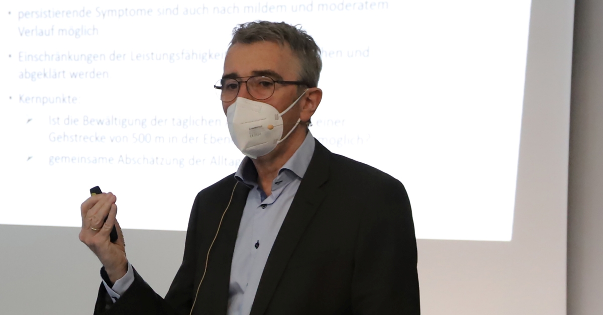 Beim Siegener Forum Gesundheit zeigte Dr. Rainer Grbener in der "Stilling"-Cafeteria auf, welche Corona-Sptfolgen hufig auftreten und wo Betroffene Hilfe finden. (Foto: Diakonie in Sdwestfalen)